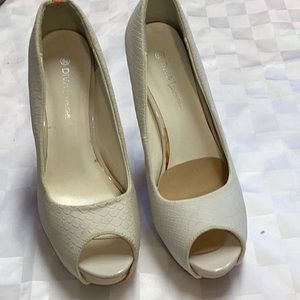 Diva Lounge, size 6.5, beige with orange stripe on back, faux snake, 5 inchheels